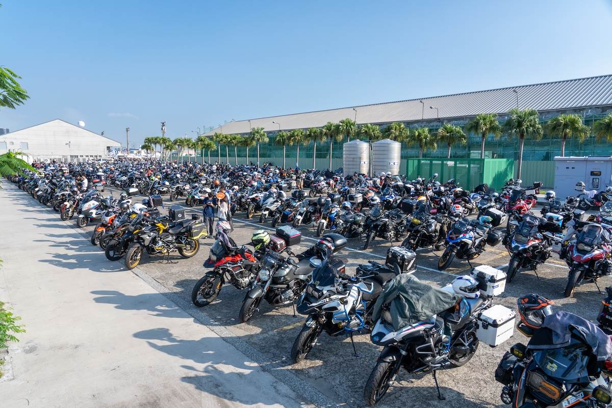 停車區停滿了數百輛的BMW重機，場面十分壯觀。（圖／林昱丞攝影）