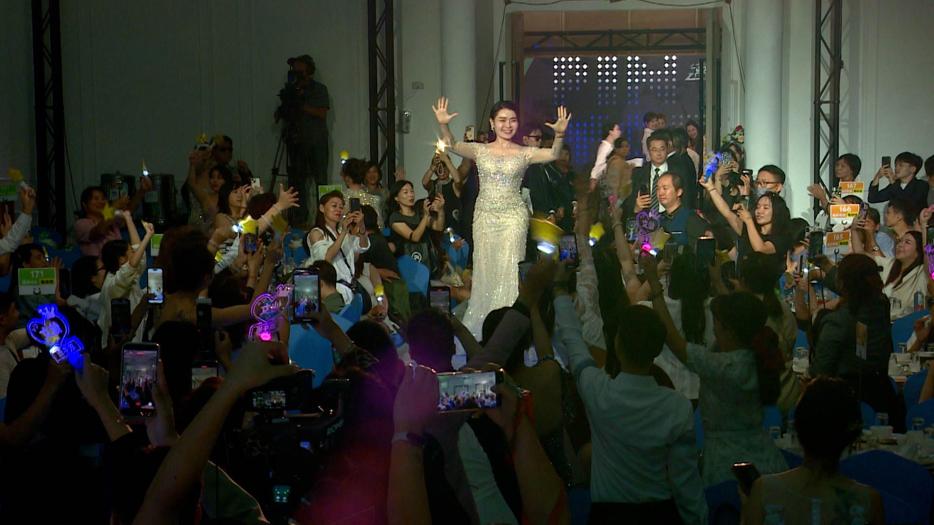 現場氣氛熱烈，掌聲與歡呼聲不斷響起。（圖／東森新聞）