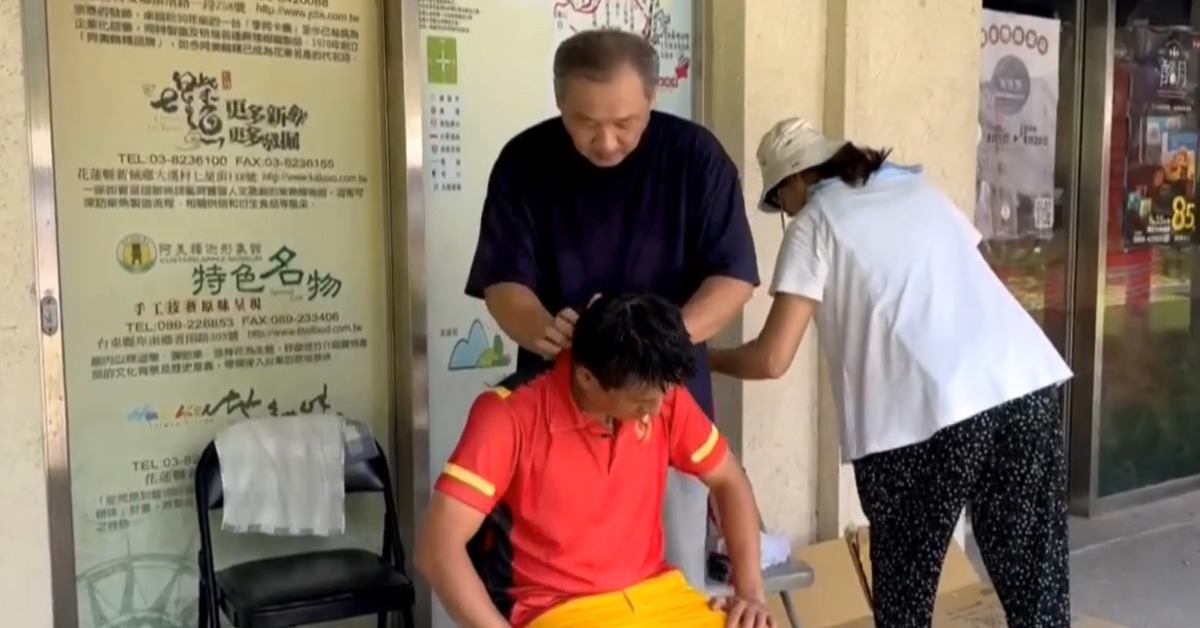 各行「超人」都來了！手機業者免費修泡水機、推拿師傅幫按摩