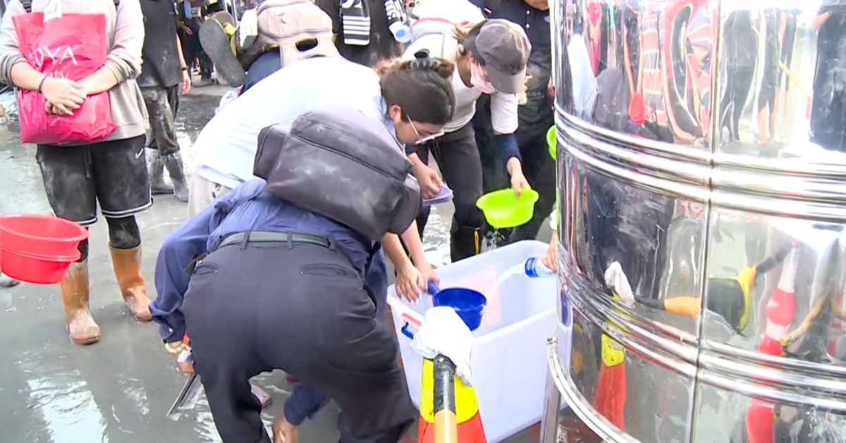 獨家／大桶消毒水供鏟子超人清潔！ 災區細菌不怕帶回家