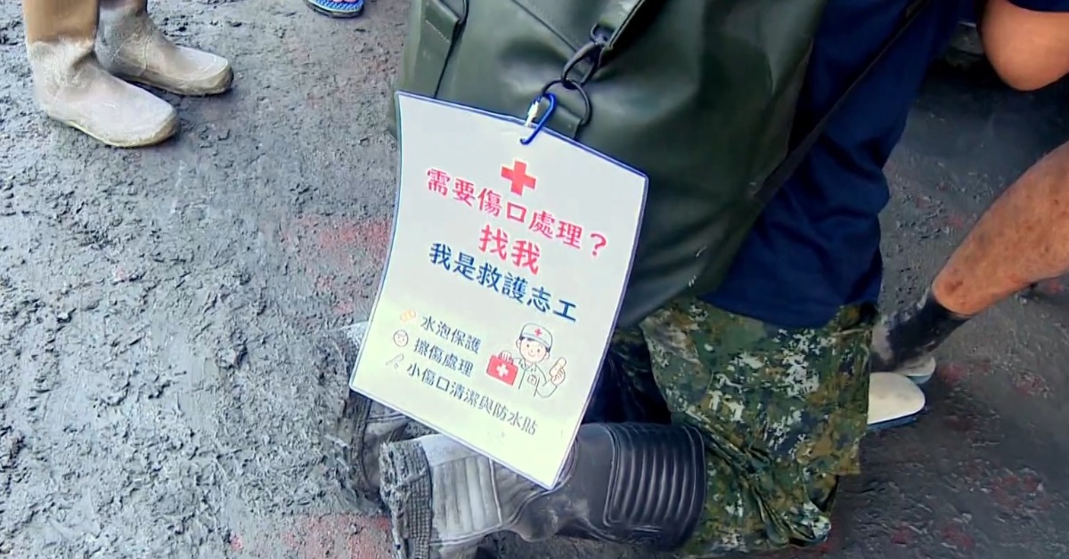 護理師挺進災區「行走的天使」背影 10字暖人心