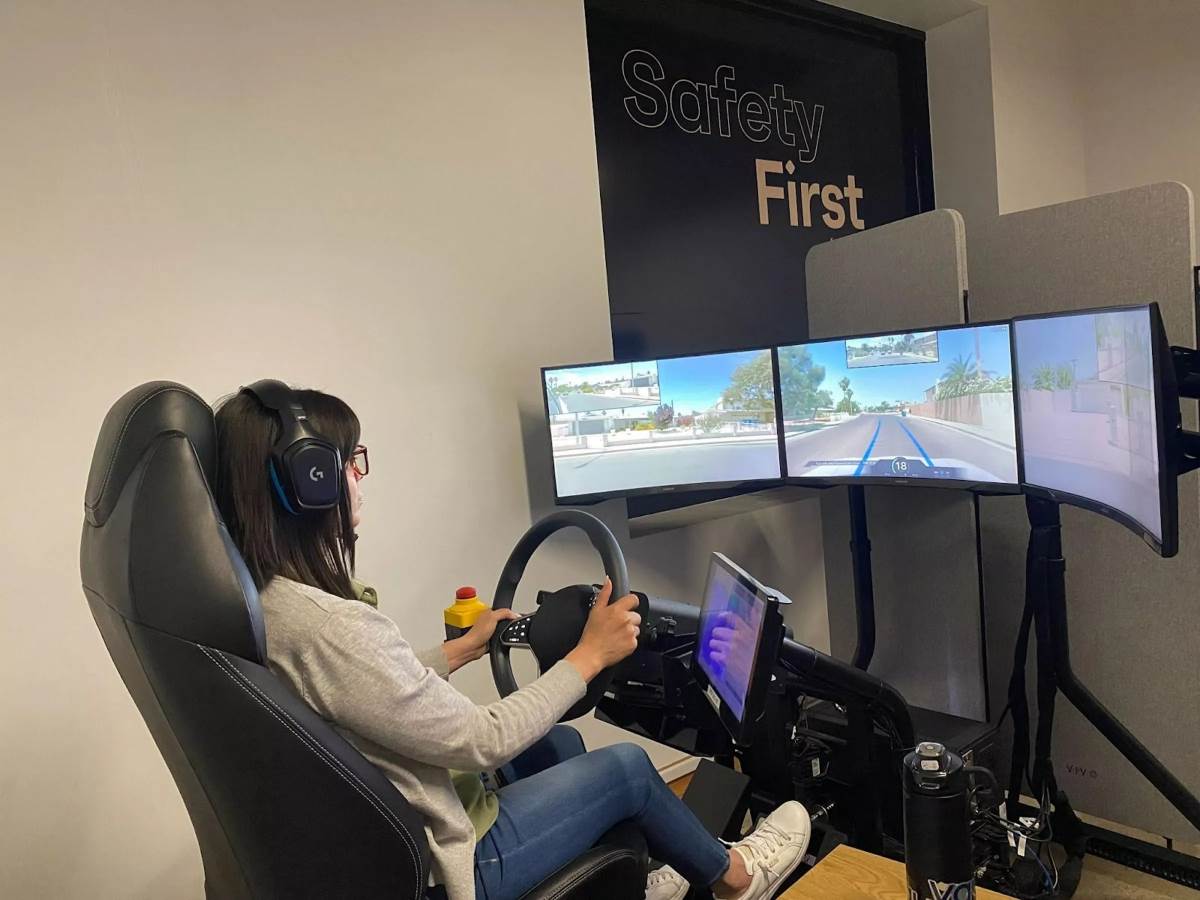 每位駕駛前方有三塊超大螢幕、方向盤、油門煞車踏板,以及可控制車輛緊急停車的「紅色按鈕」。(圖/Vay提供)