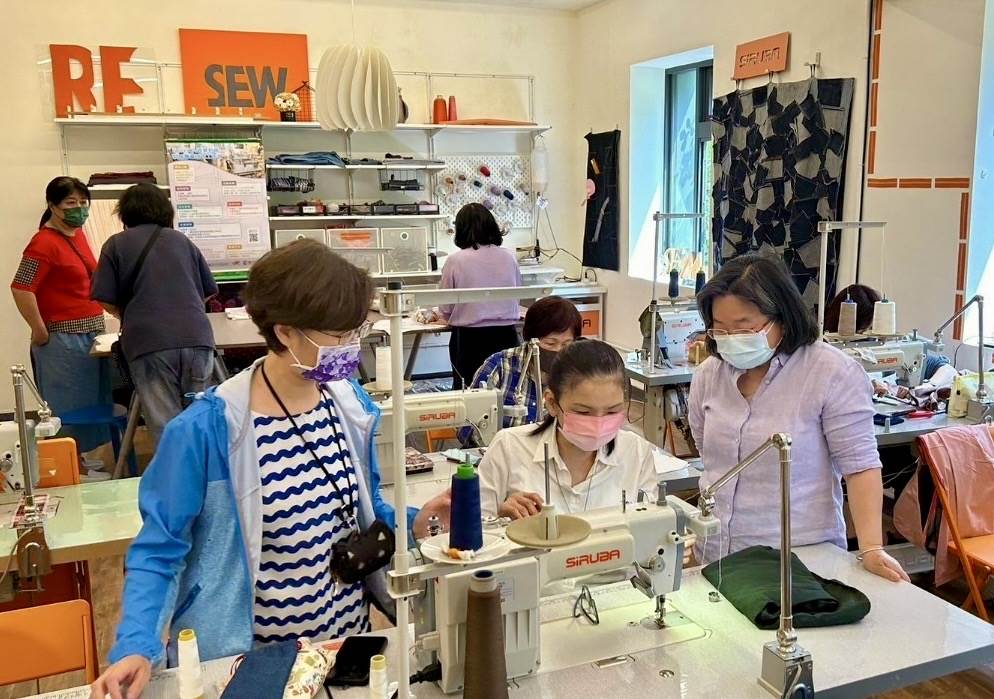 「新知工坊」透過專業講師指導縫紉技巧，培力婦女裁縫與創作能力，提升就業機會並為創業鋪路。（圖／台北市婦女新知協會提供）