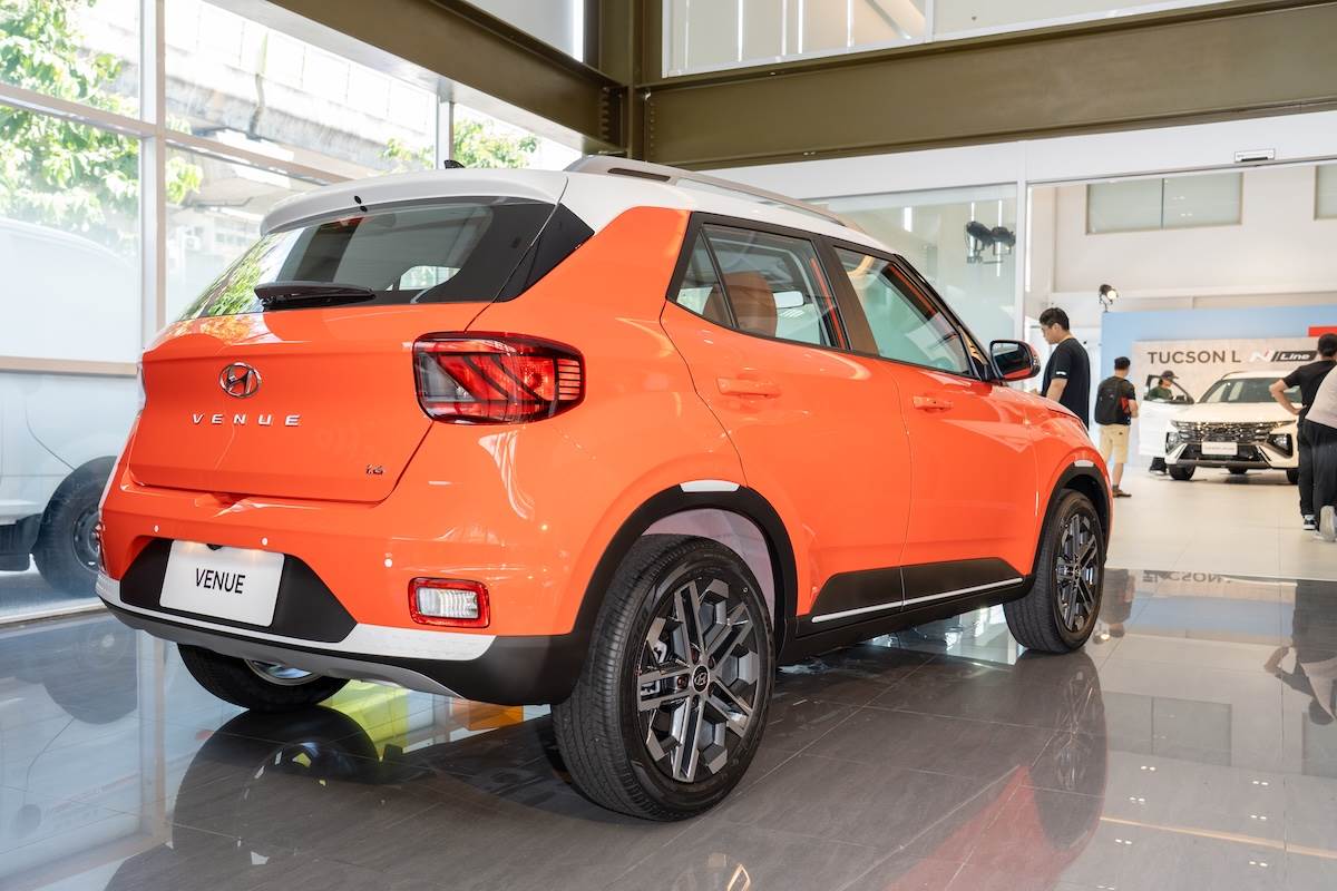 VENUE Boutique推出限量精品橘塗裝，搭配白色車頂、後視鏡、尾翼與車身細節套件。（圖／林昱丞攝影）