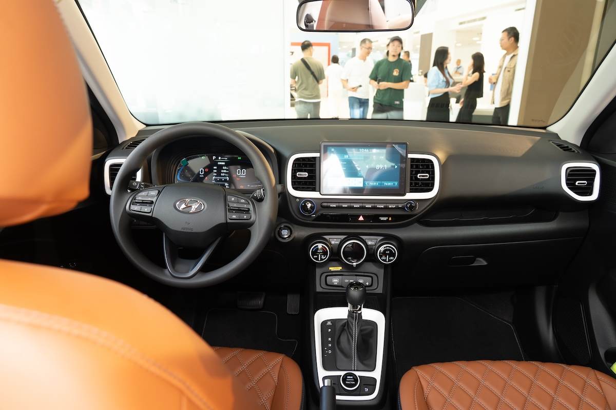 車室採用皮革棕座椅搭配經典菱格紋縫線，細緻手感搭配深灰縫線，低調中流露獨特品味。（圖／林昱丞攝影）