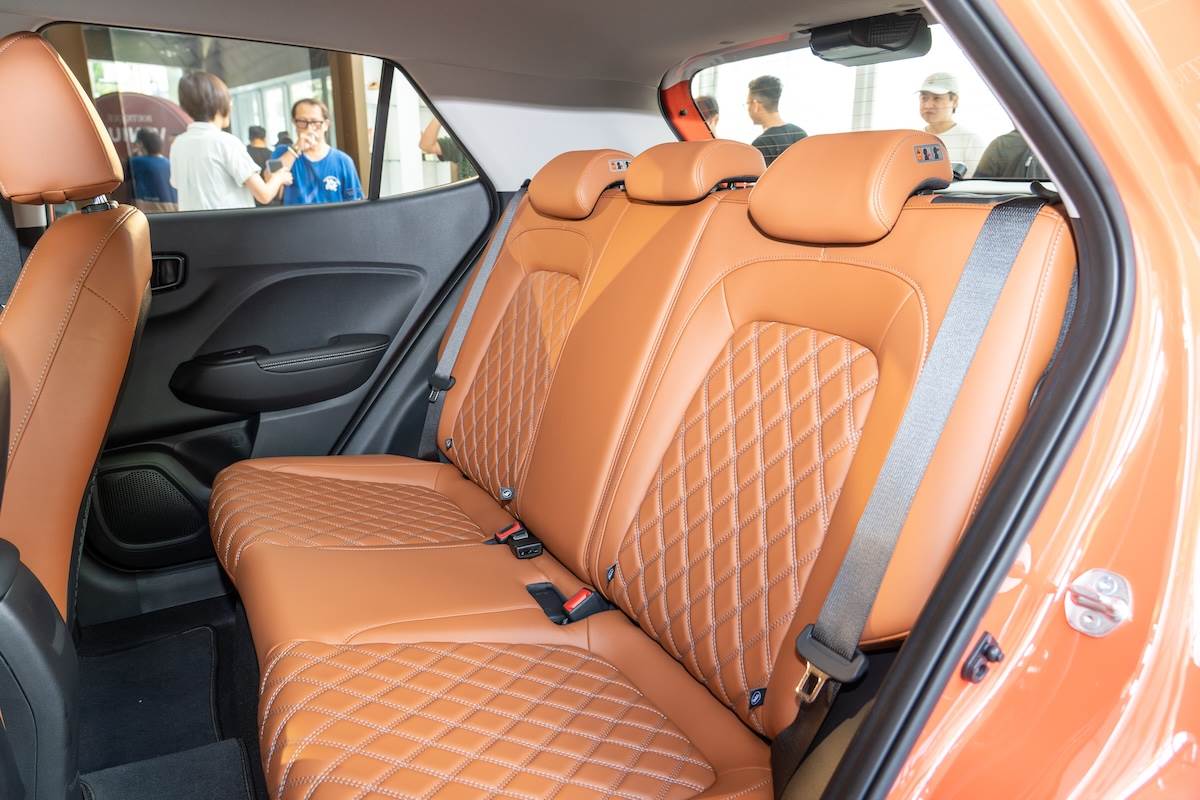 後座同樣採用皮革棕座椅。（圖／林昱丞攝影）