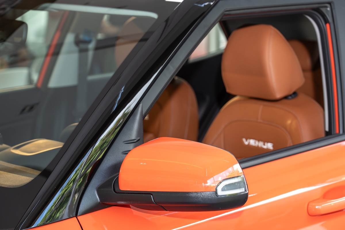 精品橘車身搭配白色車頂、後視鏡、尾翼與車身細節套件，形成高對比卻和諧的Two-tone視覺效果。（圖／林昱丞攝影）