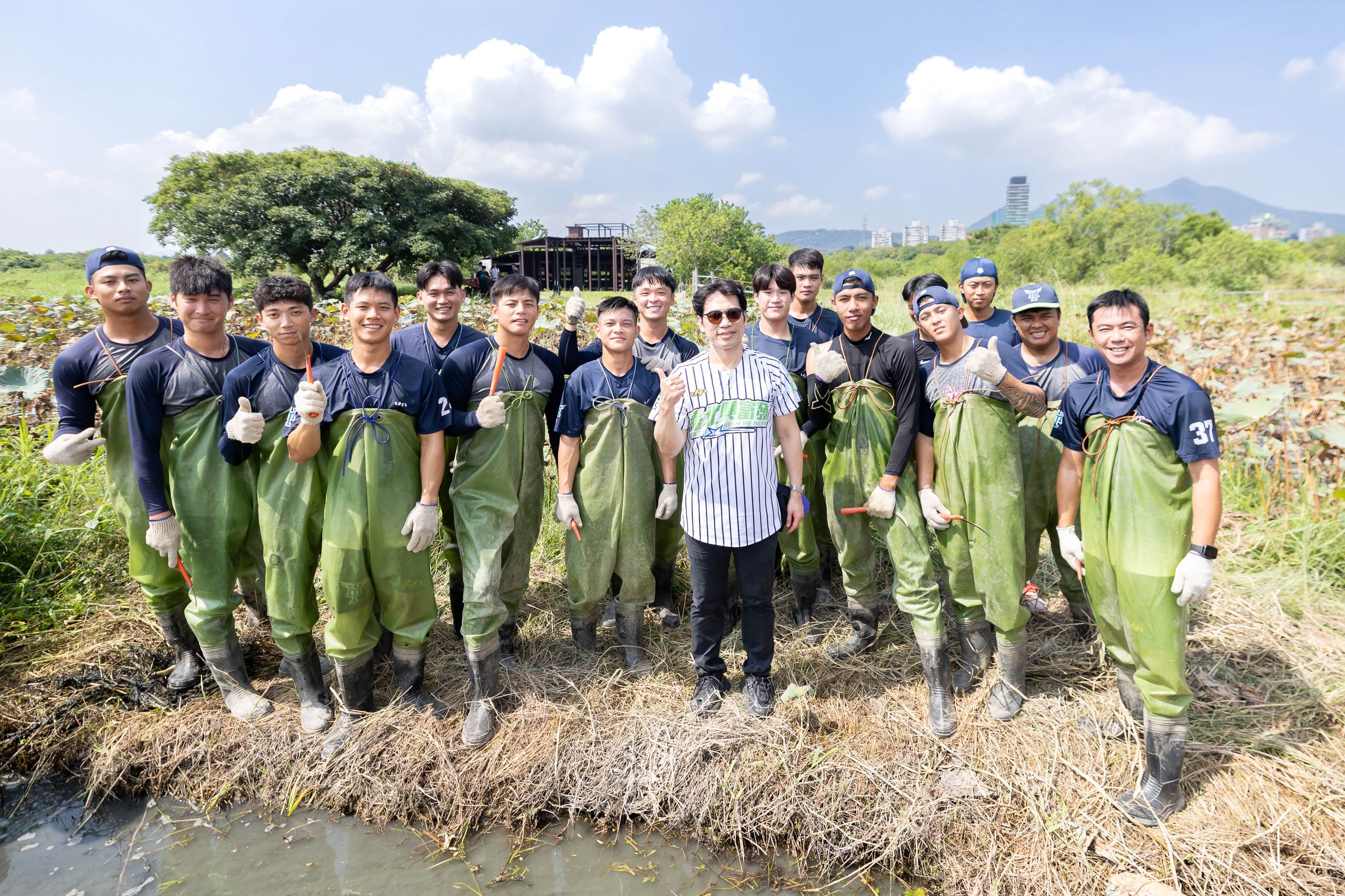 臺北市政府體育局湯皓宇副局長與著裝完成的球員合影。