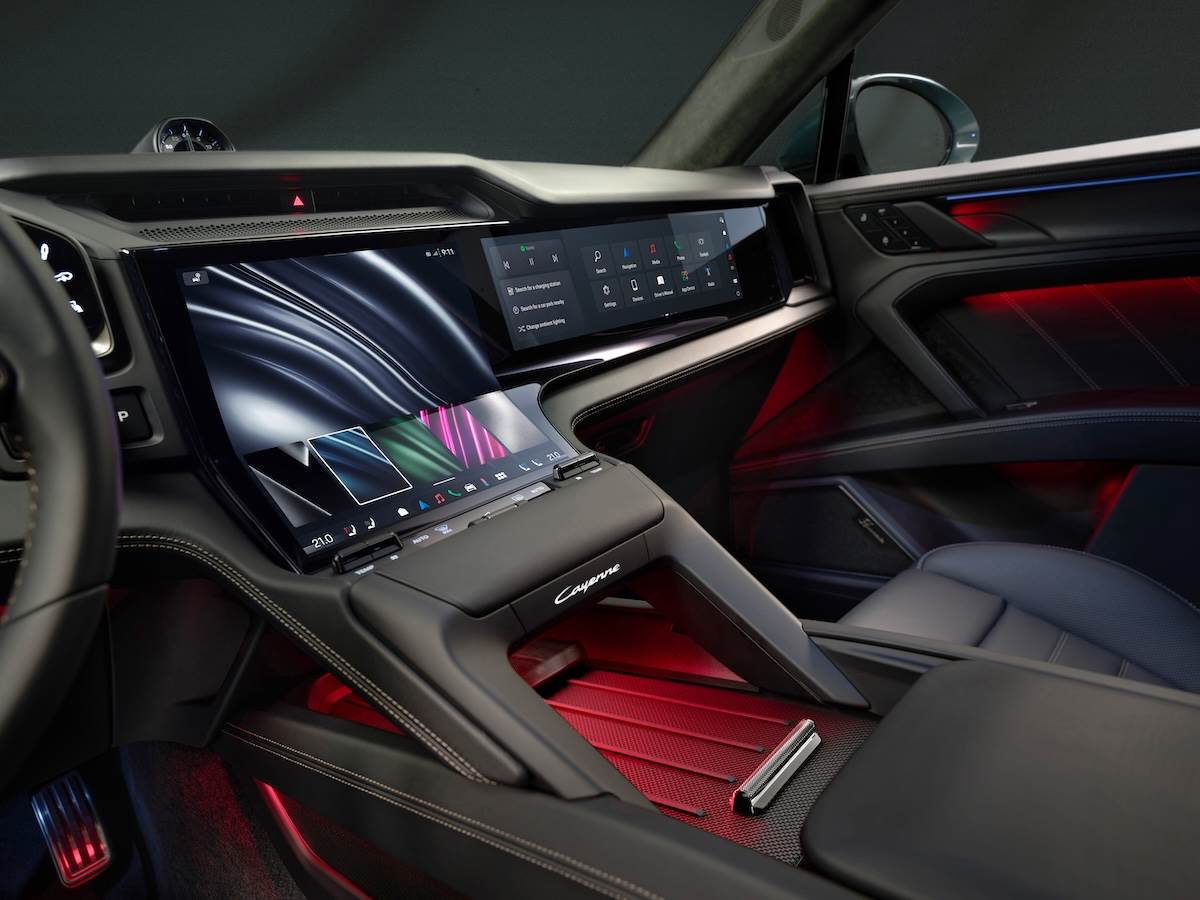Flow Display採用曲面OLED螢幕，延伸至中控台，營造出獨特而直覺的操作介面。（圖／Porsche提供）