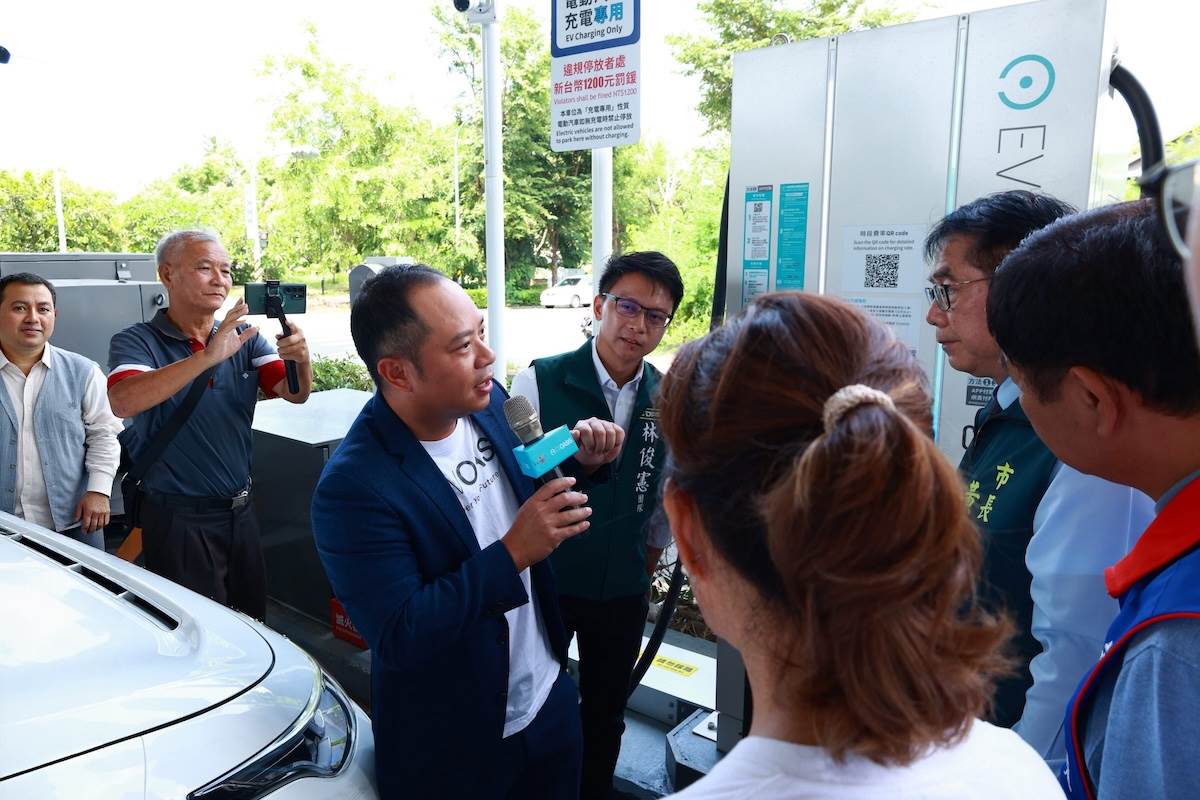 EVOASIS董事長陶百群（持麥克風者）表示，將高功率快充直接配置於電動車主通勤與跨區移動的關鍵路段，可有效提升充電效率與充電樁使用率。（圖／EVOASIS提供）