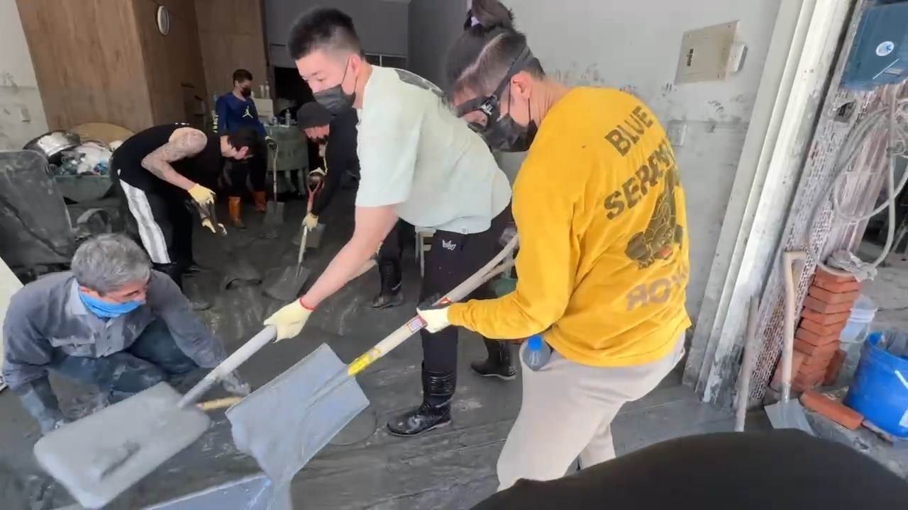 781063060.590729.mp4_snapshot_00.03.541