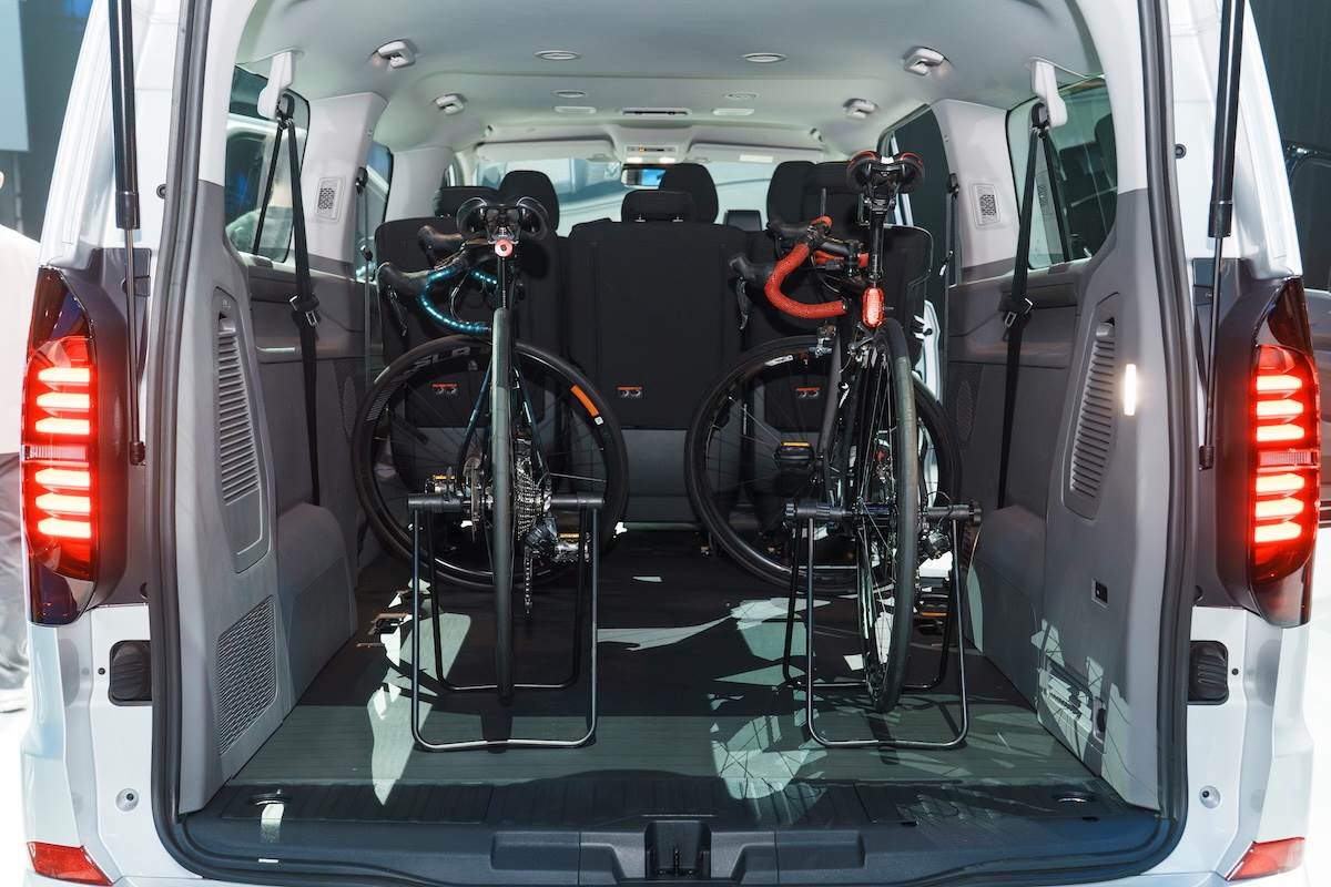 前中後三排座位為3-3-3九人座配置,第二排亦採用三張獨立座椅設計,可靈活運用空間。(圖/林昱丞攝影)