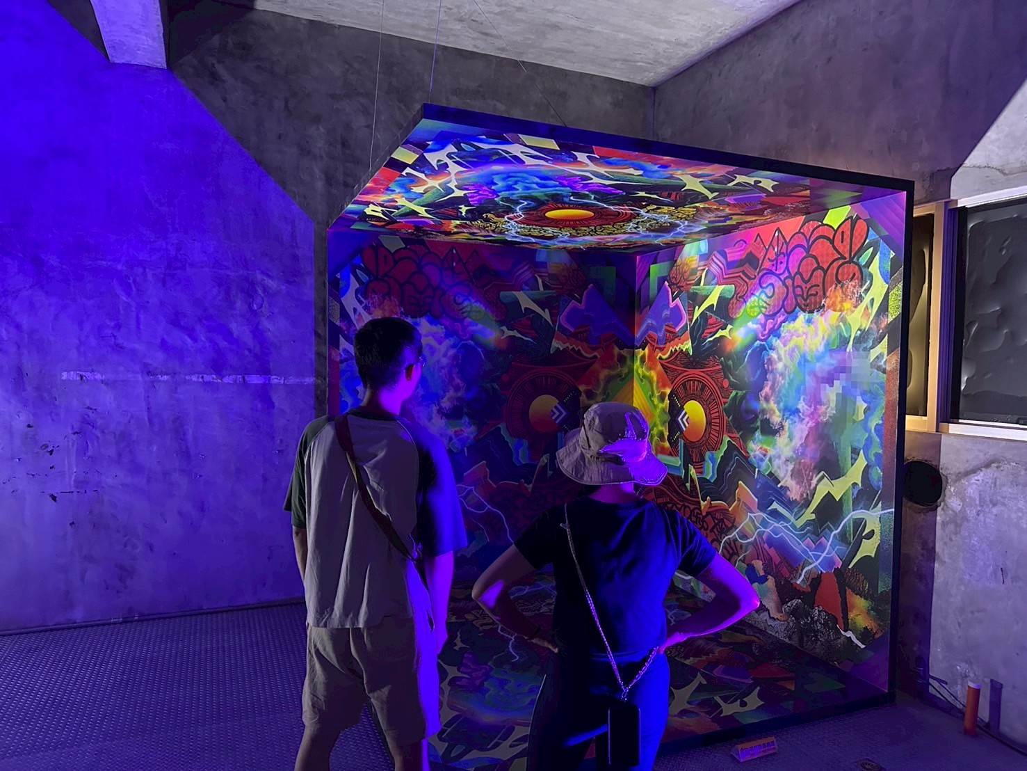 觀眾沉浸在塗鴉藝術裝置中，感受「潮嶼新生」的未來想像