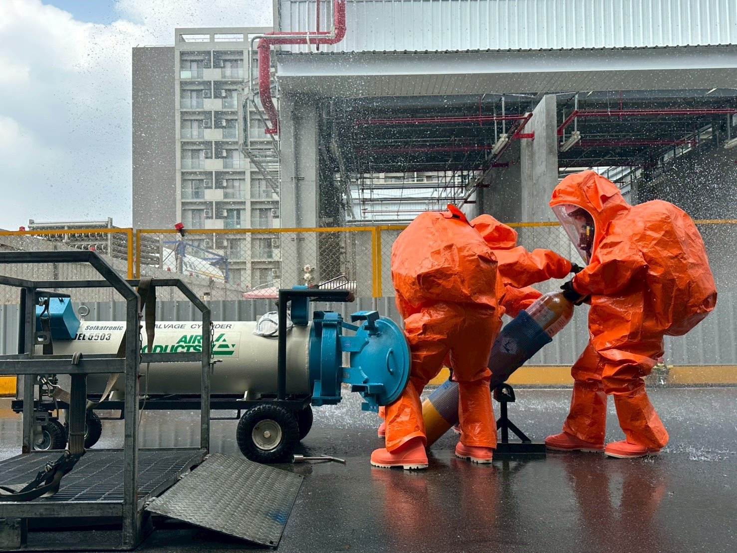 首度模擬無人機攜帶汽油彈襲擊導致氯氣洩漏事故進行演練。（圖／臺中市政府環境保護局提供）