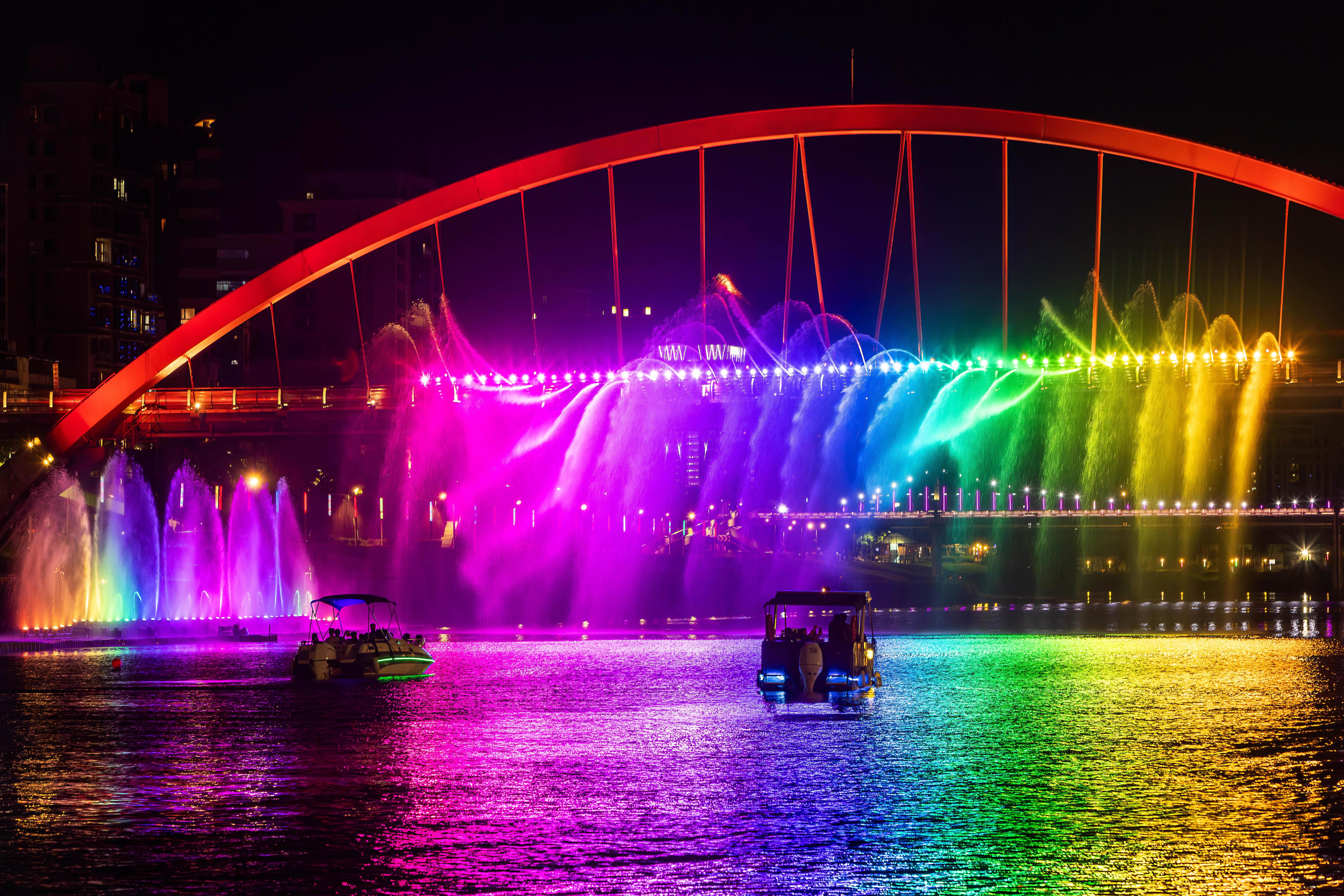 「2025台北水舞嘉年華」以彩虹橋水舞和120公尺基隆河水舞平台共演全台唯一雙水舞秀，吸引民眾爭相拍照打卡。