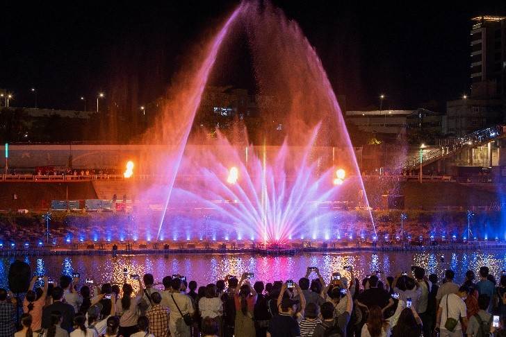 「2025台北水舞嘉年華」每週水舞曲目皆不同，水柱水型與燈光特效配合音樂節奏變化，帶給民眾每週全新感受。