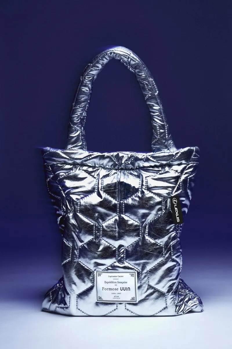 「Spindle Grille 造型碳循環托特包」設計靈感源自Lexus經典的Spindle Grille紡錘型水箱護罩，轉化為托特包袋的鋪棉結構與切線語彙。（圖／HOTAI購官網）