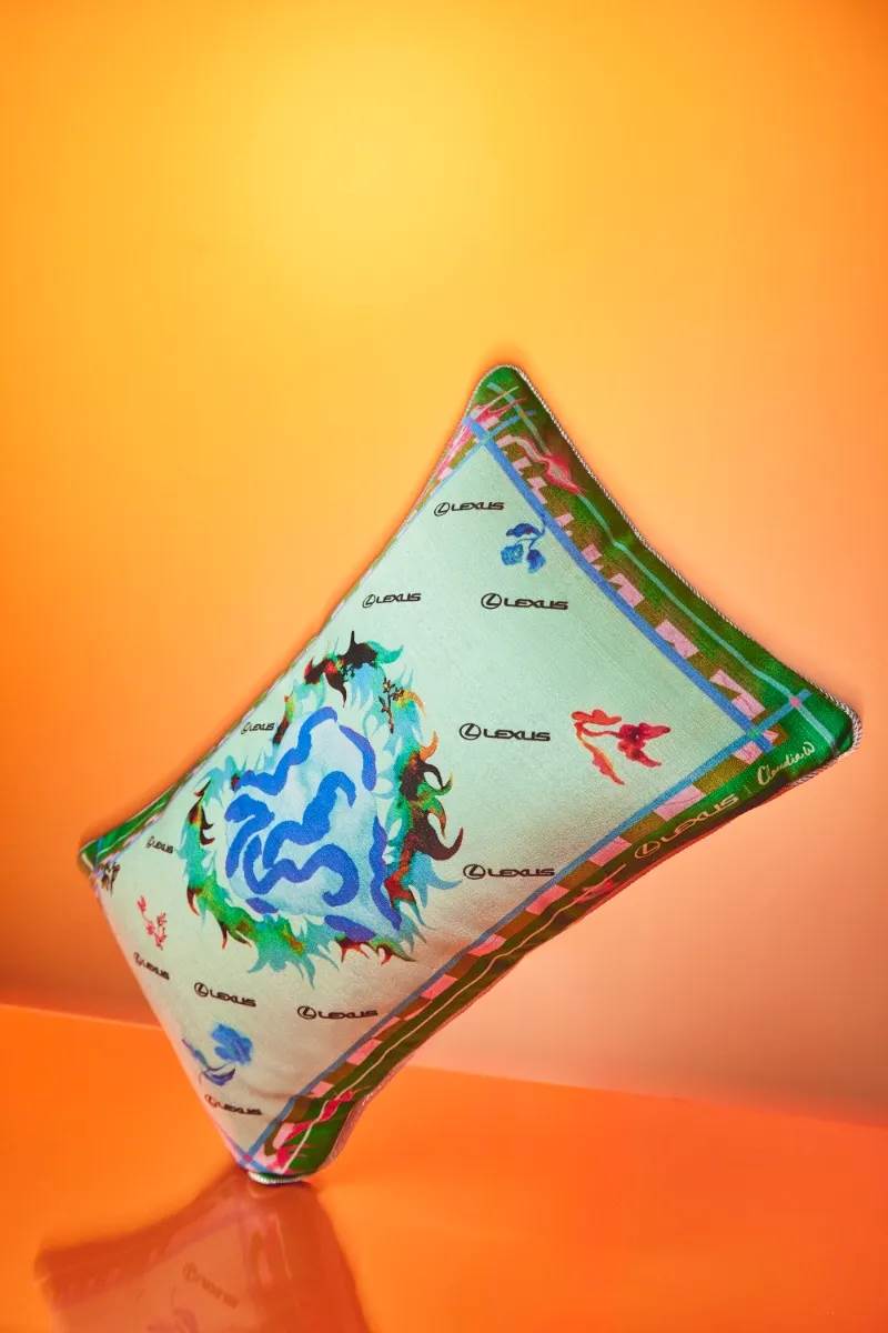 「花卉印花抱枕」是為Lexus全新設計，以動感暈染的花卉為主體，融入Lexus Logo與強烈色彩。（圖／HOTAI購官網）