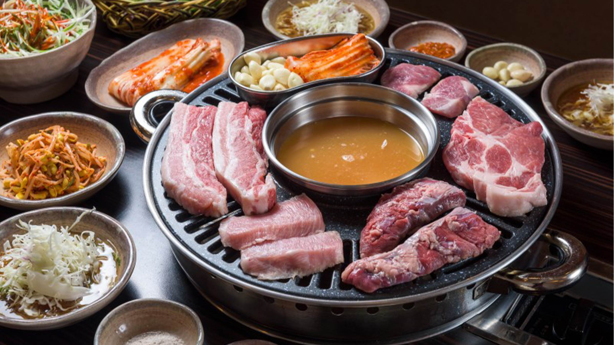 荒謬的生肉~厚切生五花肉+大醬湯無限放題。（圖／找到了旅行社提供）