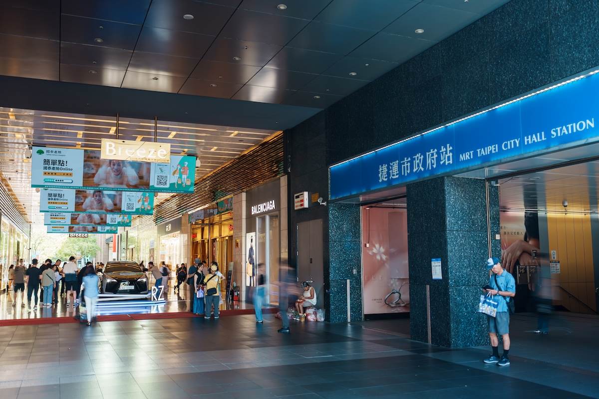 RZ 550e F Sport搶先於微風信義東側大門展出，出市政府捷運站3號出口即可看到。（圖／林昱丞攝影）