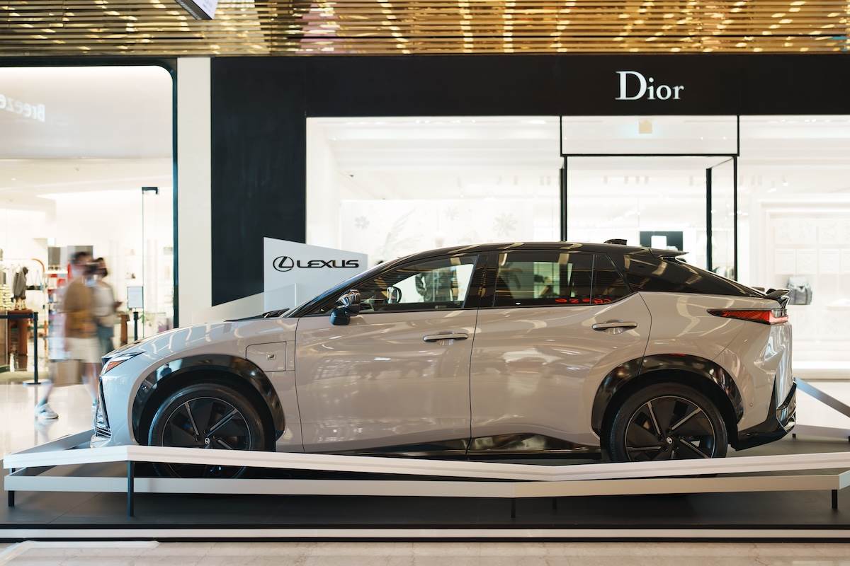 RZ 550e F Sport搭載76.96kWh電池組，最大馬力突破400匹，採用20吋輪圈，續航里程為450公里。（圖／林昱丞攝影）