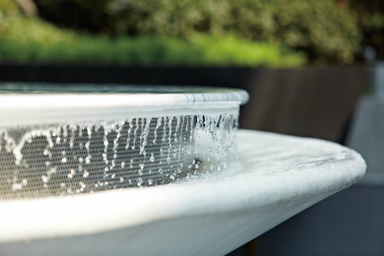 中庭流水象徵風生水起，蘊含富貴寓意。（圖／東森新聞）