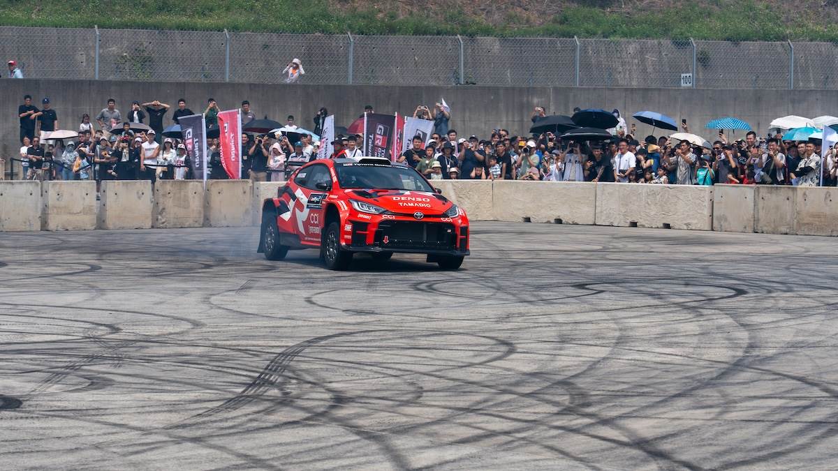 急加速、重煞與過彎一氣呵成，每一次漂移與回油，都引來滿場觀眾起立歡呼，而坐在豐田章男副駕的則是和泰汽車董事長黃南光。（圖／林昱丞攝影）