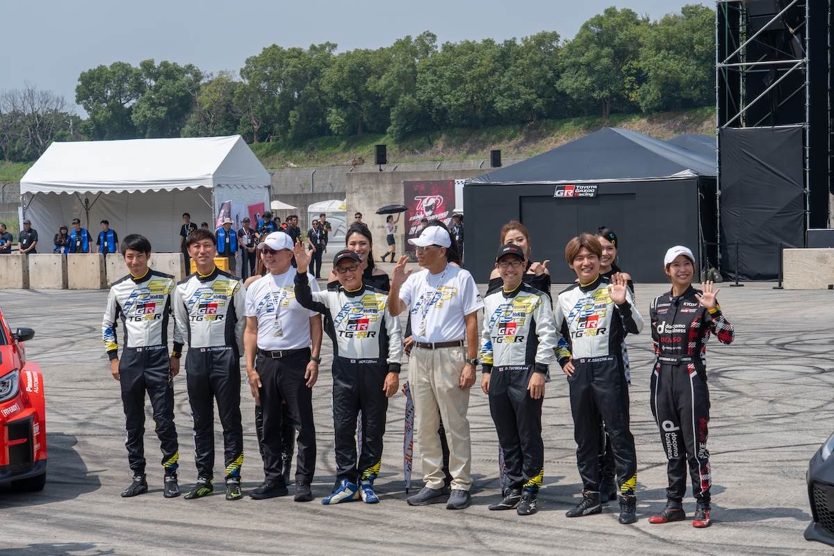 「大家好ta̍k-ke-hó！」豐田章男一下車先用台語向全場觀眾打招呼，並在現場向花蓮災區表達關懷。（圖／林昱丞攝影）