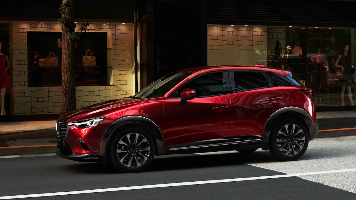 曜黑環車護板以層次分明的深邃對比，配上18吋雙色鋁合金輪圈，襯托立體且具張力的美學氣韻。（圖／台灣馬自達提供）