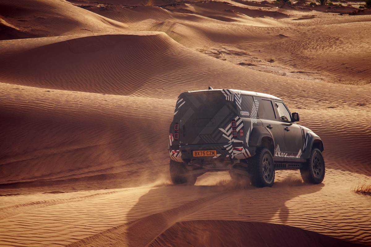測試從穿越小型沙丘的短距離環狀路徑開始，逐漸延伸到數百公里的路線，涵蓋乾涸的河谷、崎嶇的平原、顛簸的岩石路段以及需要快速通過的沙地賽道。（圖／JLR Taiwan提供）