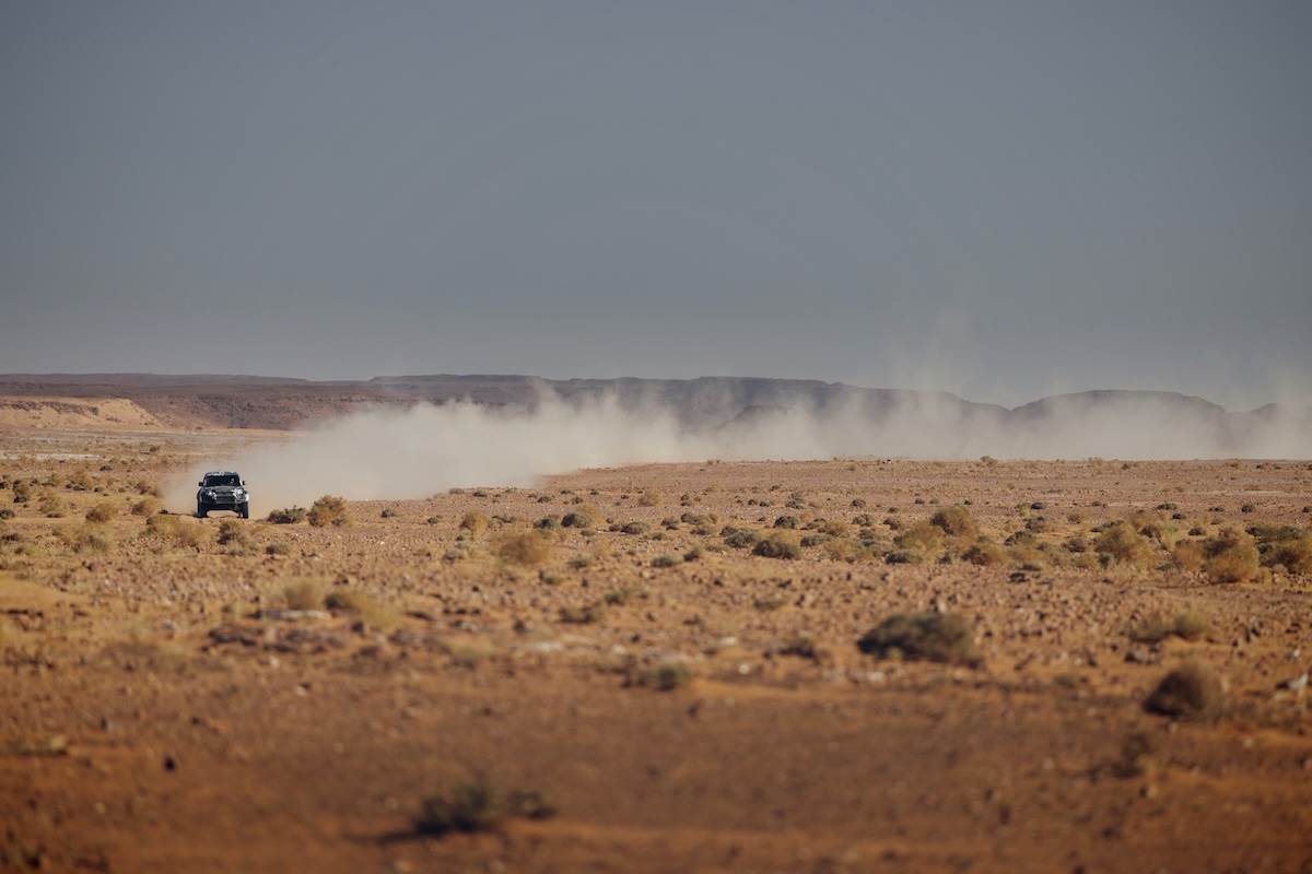 Defender Dakar D7X-R與量產版Defender OCTA採用同樣堅固的D7x鋁製車體結構、變速箱與傳動系統佈局，搭載4.4L雙渦輪增壓V8引擎。（圖／JLR Taiwan提供）