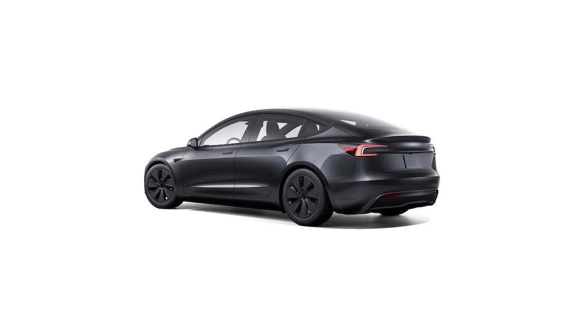 Model 3外觀上的改變主要是將車身廠徽進行黑化處理，同時車漆標準色則變為「低調夜幕灰」。（圖／Tesla提供）