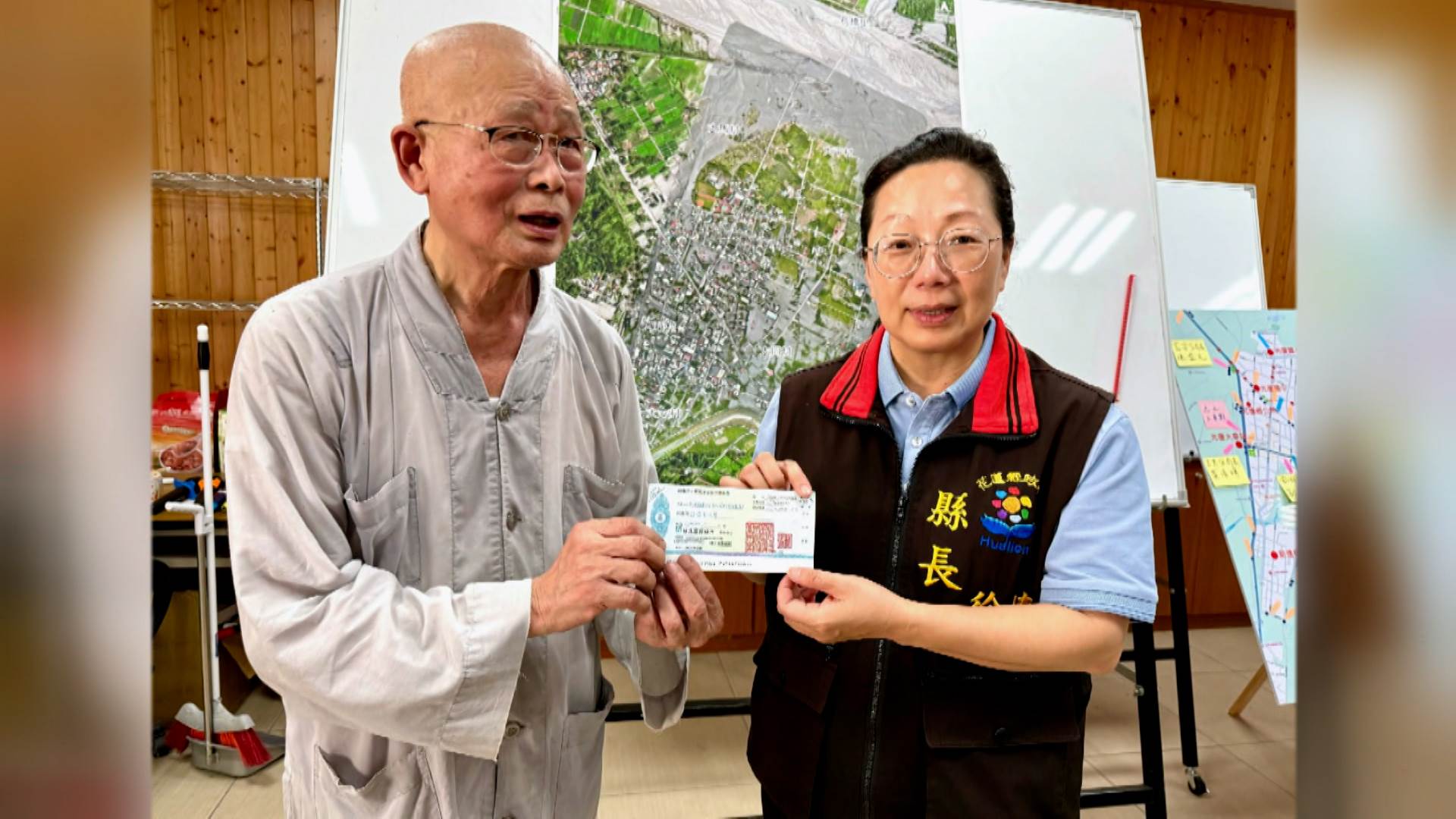 華藏淨宗弘化基金會，在洪災後立刻募集一千萬元的善款來幫助災民。（圖／東森新聞）