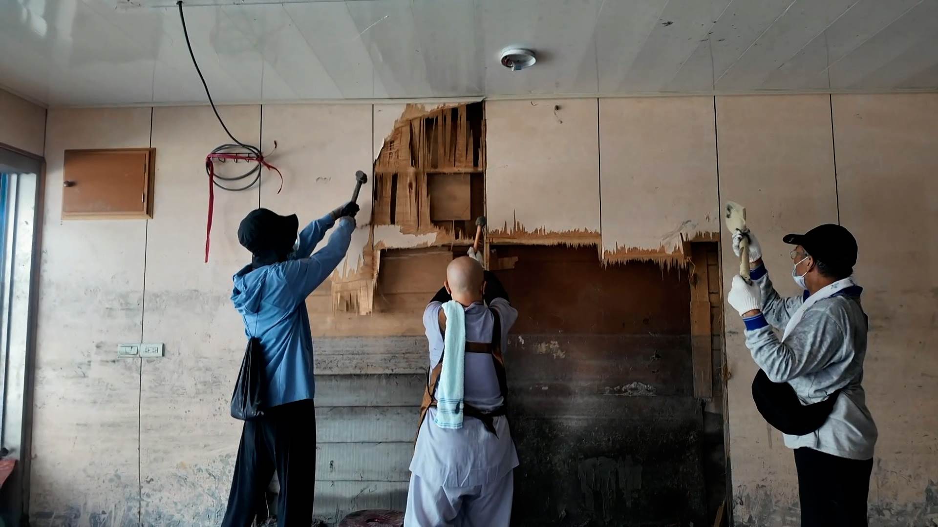 基金會的志工與法師們也親自投入救災行列，協助鏟泥、挖土、搬運廢棄物，甚至操作怪手清淤，一刻也沒有停歇。（圖／東森新聞）