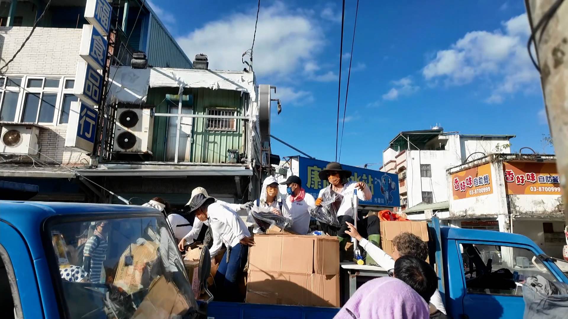 大家同心協力為光復居民重建家園。（圖／東森新聞）