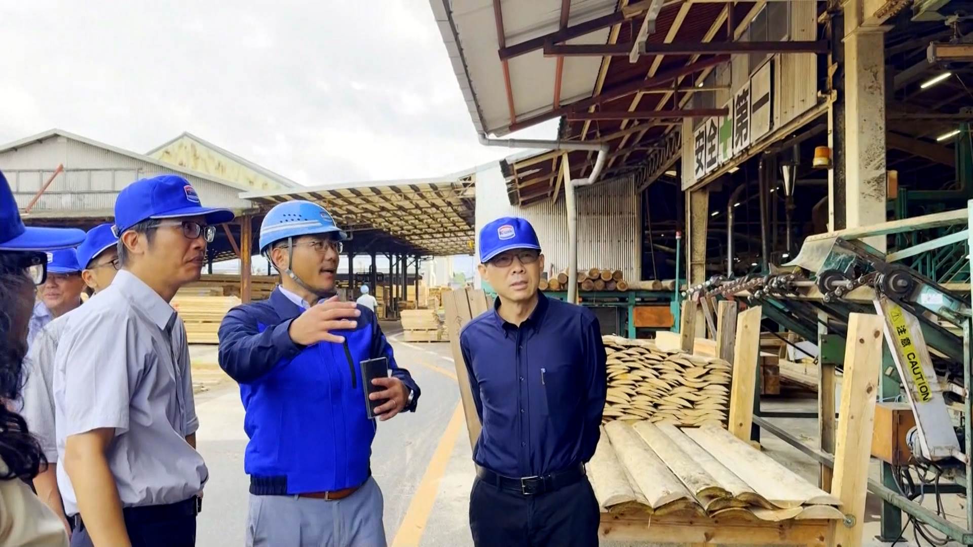 雙方代表實地參訪工廠並進行座談交流,深入了解台灣木材產業現況與發展。(圖/東森新聞提供)