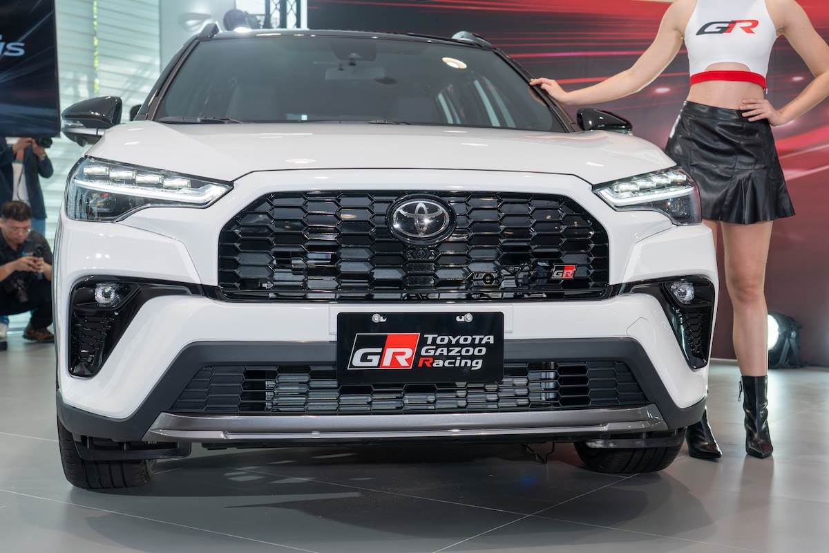 全新Corolla Cross GR Sport在外觀設計上全面升級,將水箱罩的立體度提升並結合外緣線條,水箱護罩網格也融入「G」字樣元素。(圖/林昱丞攝影)
