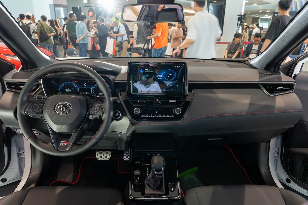 Corolla Cross GR Sport內裝導入專屬方向盤GR銘板與鋁合金踏板,並採用全新排檔座設計。(圖/林昱丞攝影)