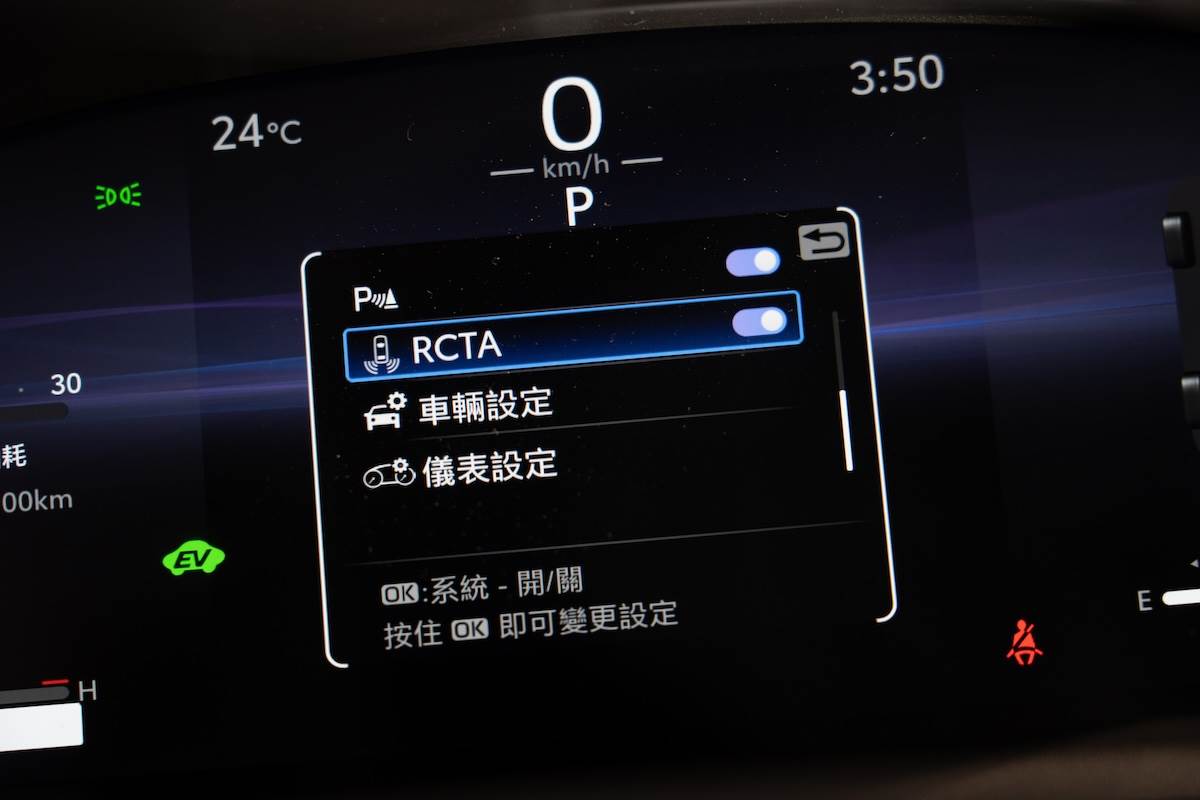 安全配備上Corolla Cross GR Sport同步升級,標配LED頭燈組與RCTA後方車側警示系統。(圖/林昱丞攝影)