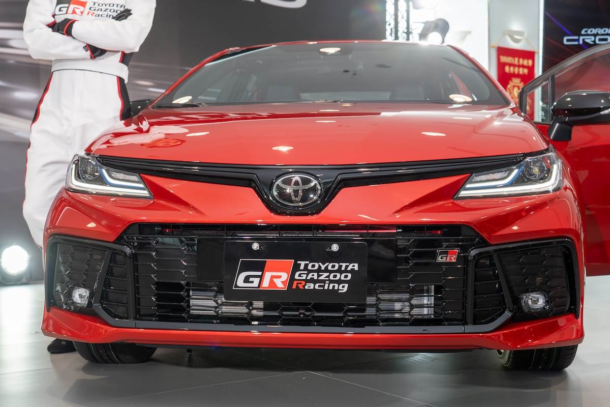 Corolla Altis GR Sport延續GR家族特色,採用具侵略感的水箱護罩與「G」字型格柵,並嵌上GR專屬銘板。(圖/林昱丞攝影)