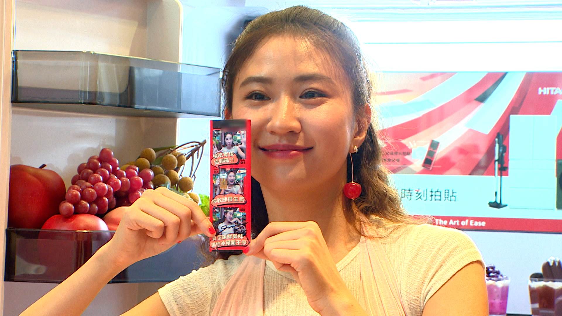 冰箱化身拍貼機，成為現場最受歡迎的打卡亮點，吸引民眾排隊體驗。（圖／東森新聞提供）