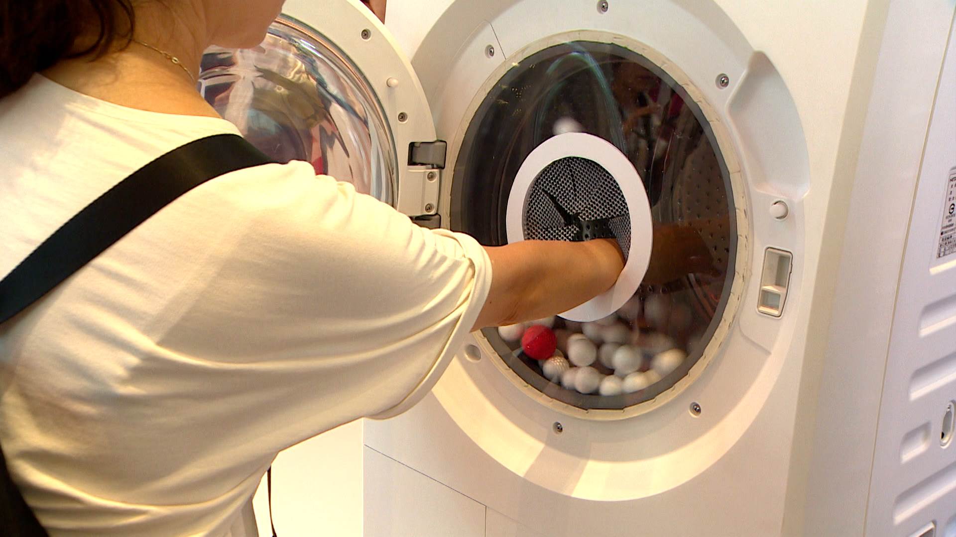 洗衣機變身遊戲機，趣味互動設計讓民眾在玩樂中體驗家電創新魅力。（圖／東森新聞提供）