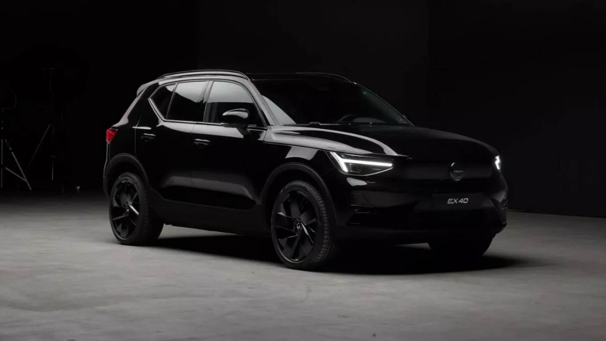 Volvo為中階電動跨界車EX40推出Black Edition版本，全車黑化的設計將吸引消費者目光。（圖／Volvo提供）