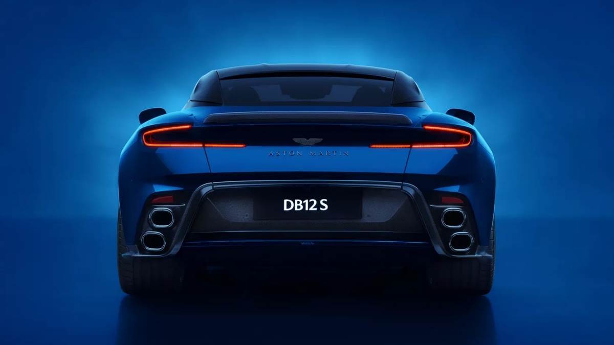 車尾搭配四出排氣尾管與全新的後擴散器設計,使後方視覺更具侵略性。(圖/Aston Martin提供)