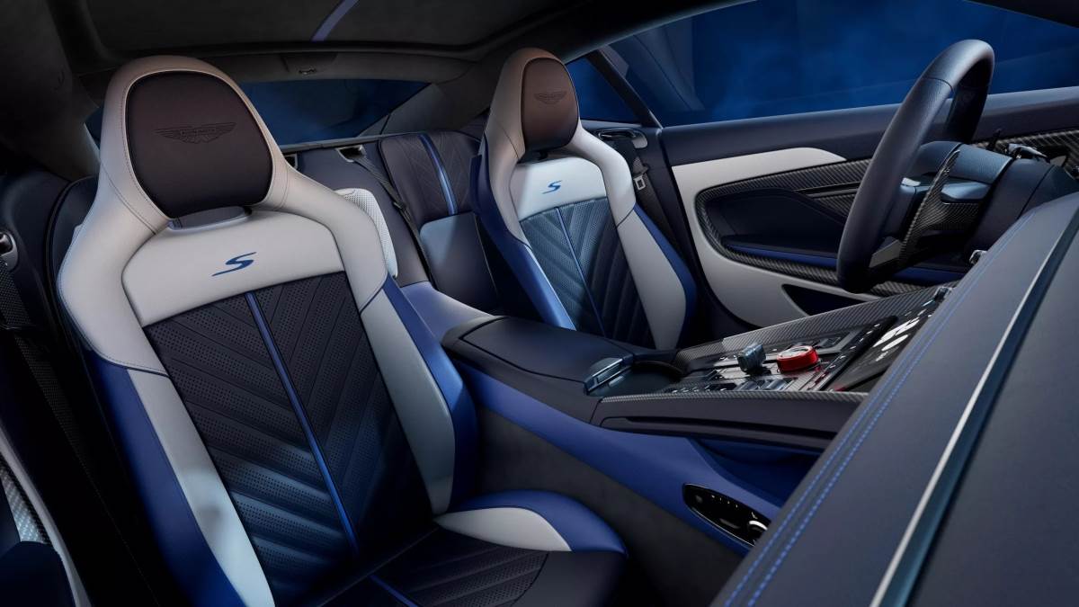 座椅與內裝材質可選擇三種主題風格,包括Alcantara/真皮混搭、半全粒面真皮等,提供更靈活的客製選項。(圖/Aston Martin提供)