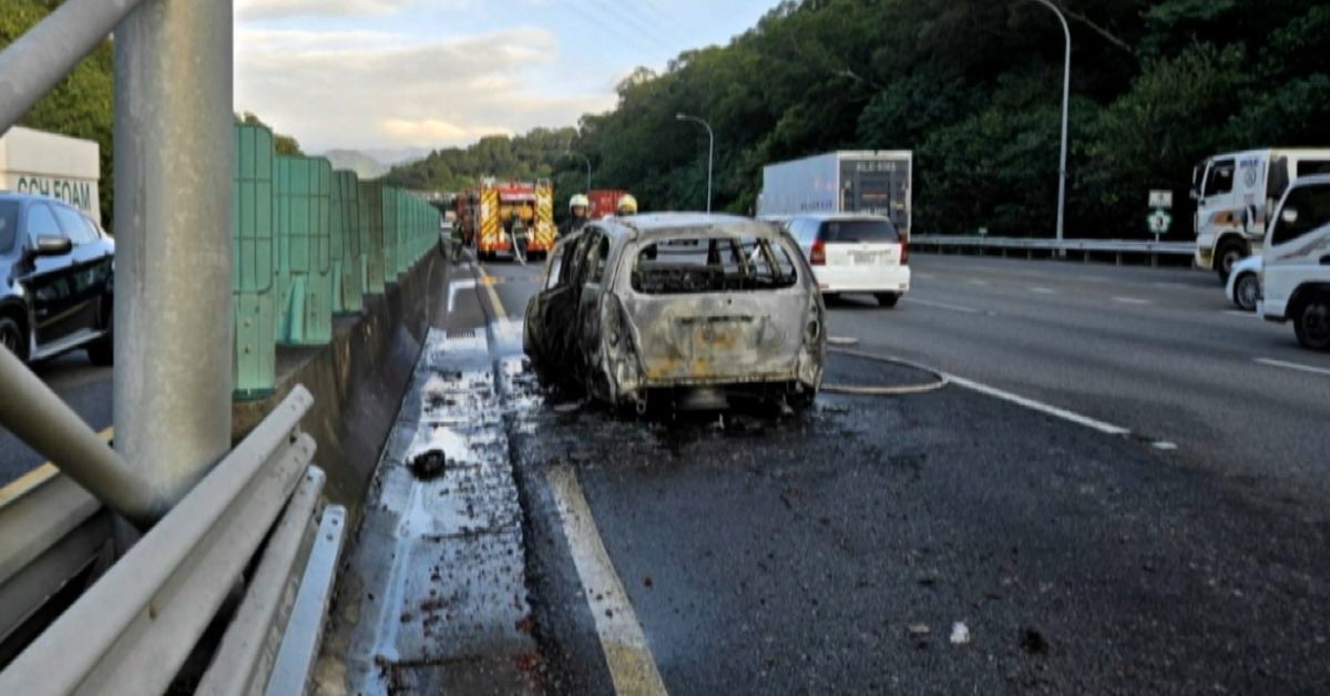 有駕駛去北港朝天宮參拜，但在回家路上，車輛突然冒煙。（圖／東森新聞）
