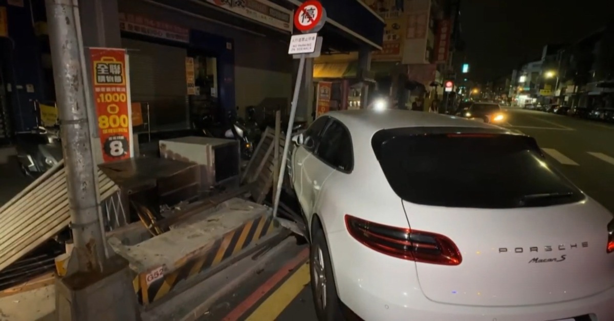 代駕疑似是身體不舒服，咳了好幾下後昏迷，把自己的愛車撞商，還波及了停等路邊的車輛跟變電箱，導致附近停電。（圖／東森新聞）