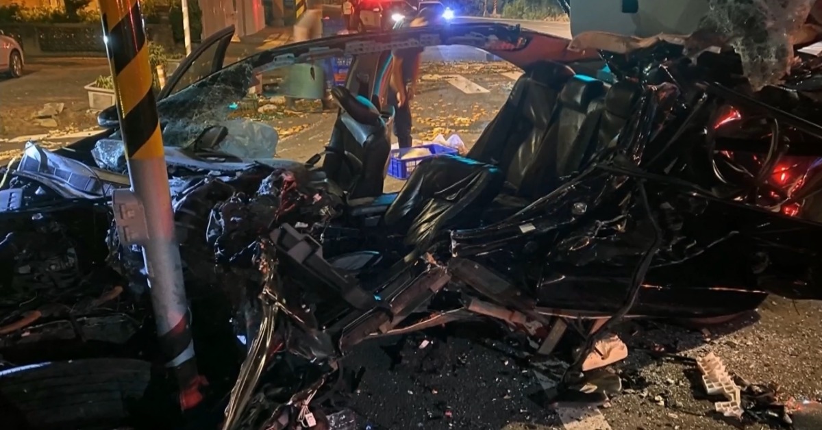 桃園發生死亡車禍，凌晨一名23歲男子駕駛轎車沒注意前方小貨車停等紅燈直接撞上，車子撞到變形全毀。（圖／東森新聞）