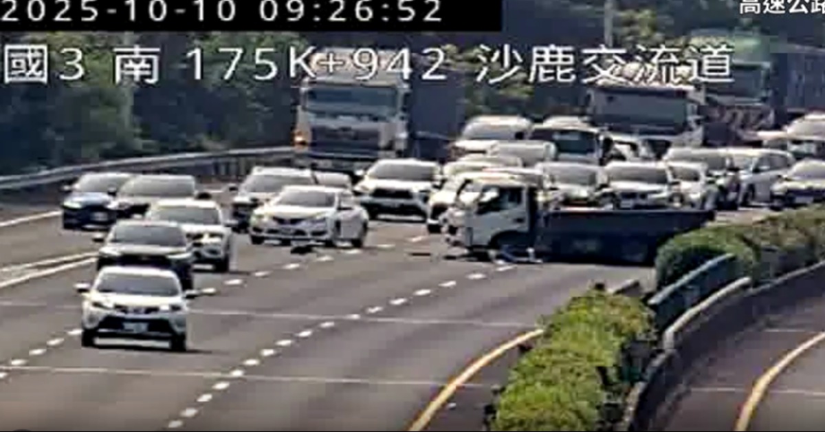 1輛貨車因不明原因自撞內側護欄，車上2人疑似因強大撞擊力，被彈出車外。（圖／翻攝自高速公路資訊網）