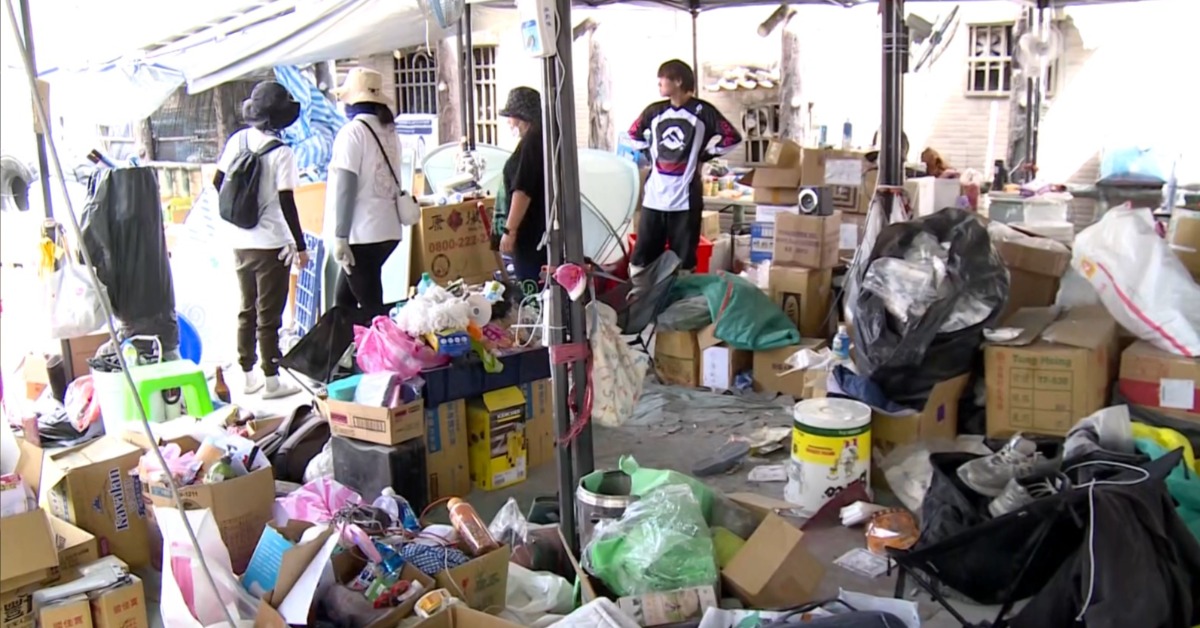 光復鄉武昌街一處物資站，傳出有婦人自稱是地主，在物資站裡亂拆新衣服。（圖／東森新聞）